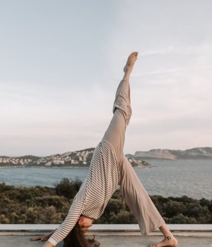 femme qui fait du yoga